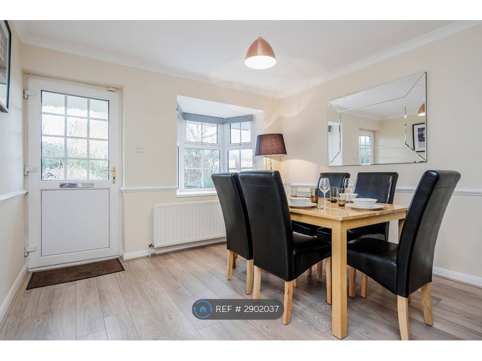Hobbis Drive, Maidenhead photo 4