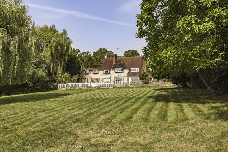 6 bedroom detached house for sale 0