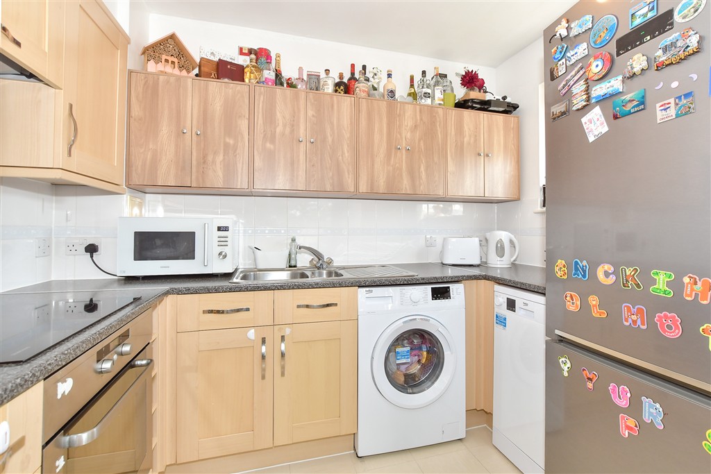 2-bed flat on Commonwealth Drive, Three Bridges, Crawley, West Sussex RH10, £230,000