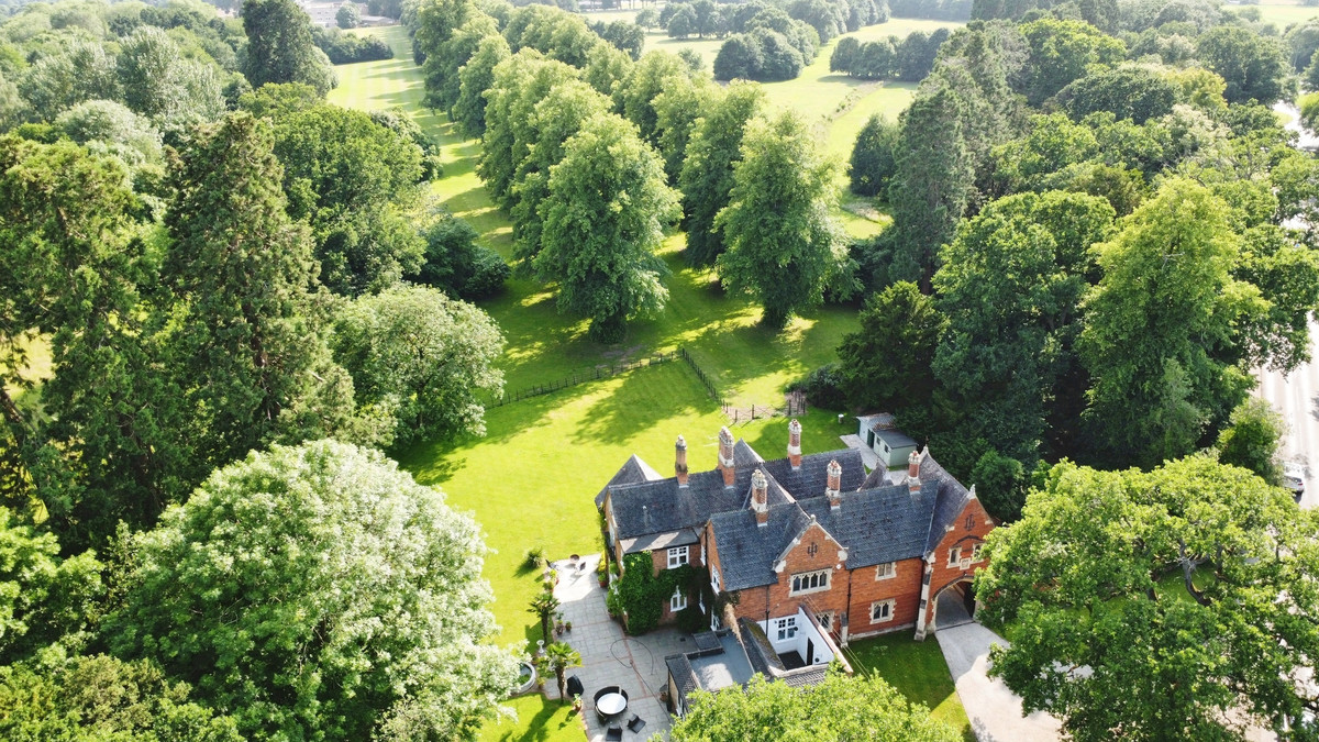 6 bedroom detached house for sale 0