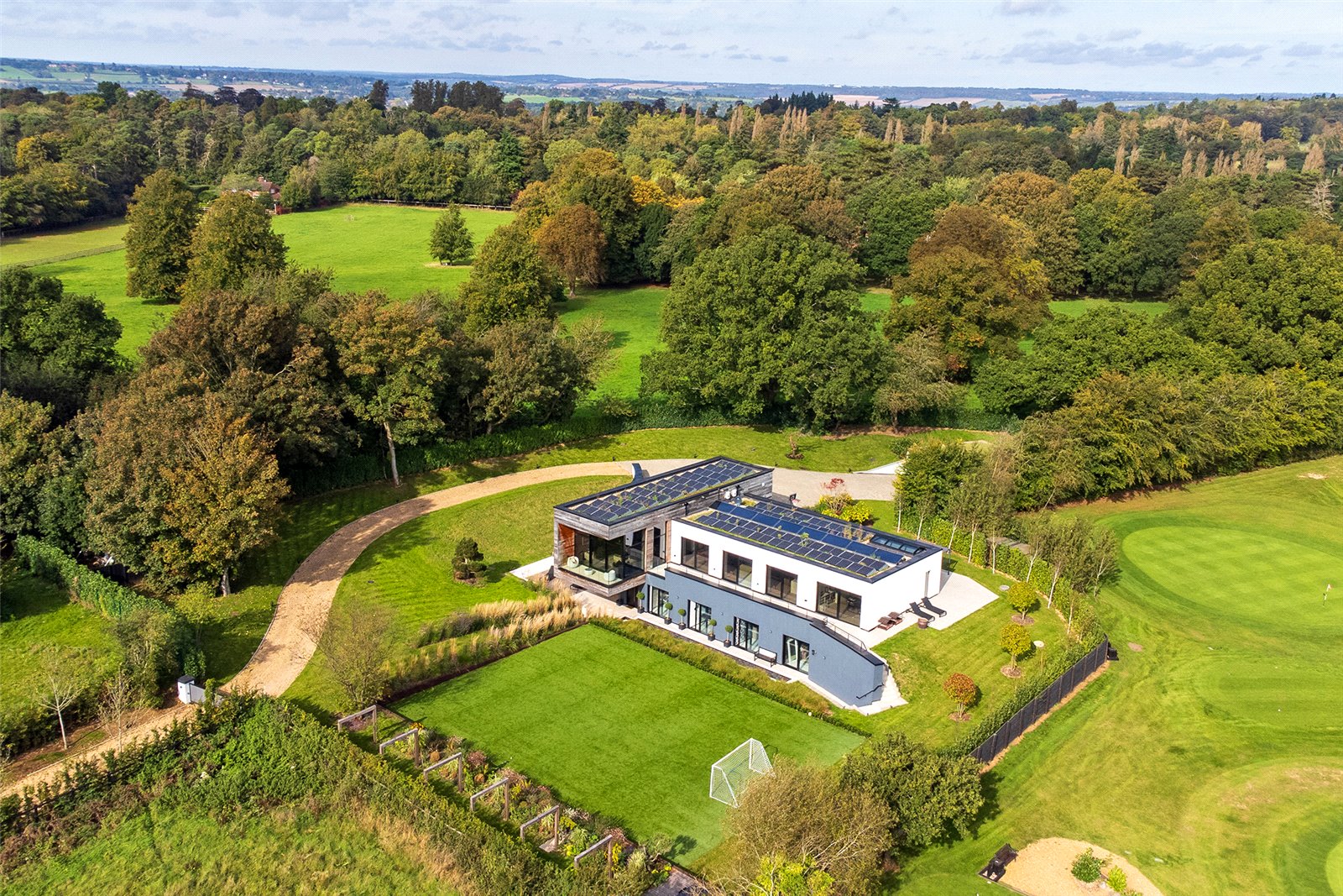 5 bedroom detached house for sale 0