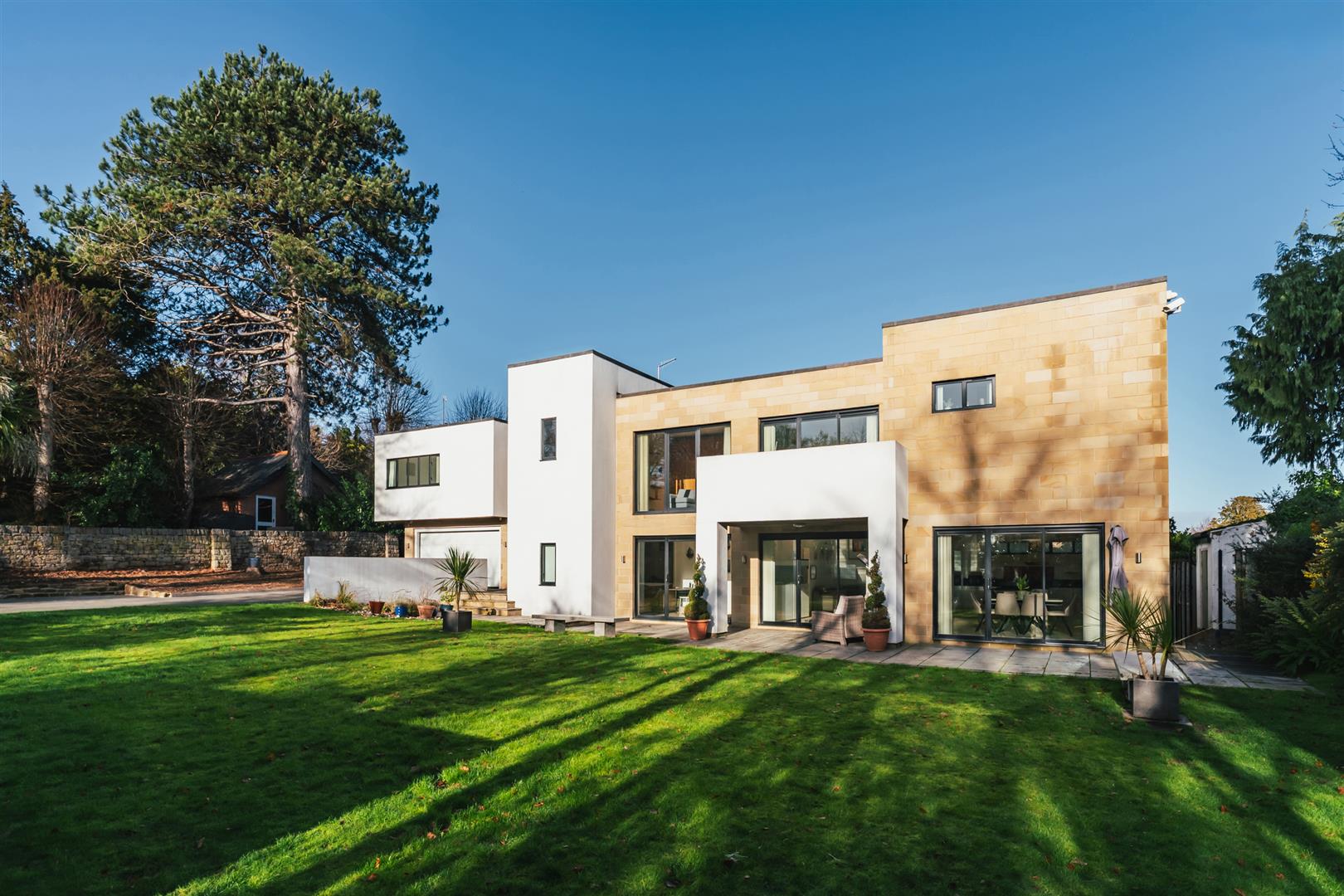 6 bedroom detached house for sale 0