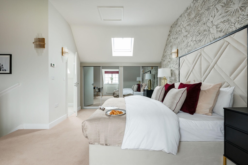 Top Floor Haven With Double Bedroom, En Suite And Space To Work From Home