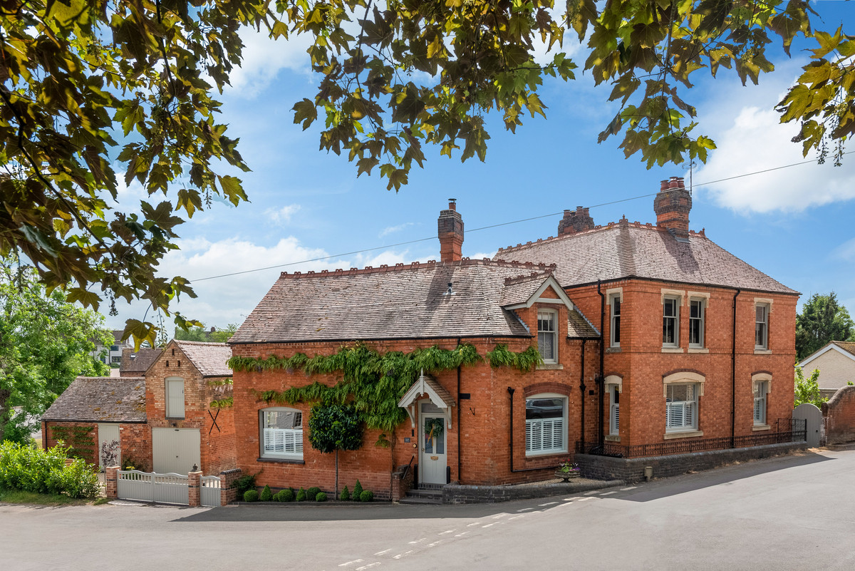 5 bedroom detached house for sale 0