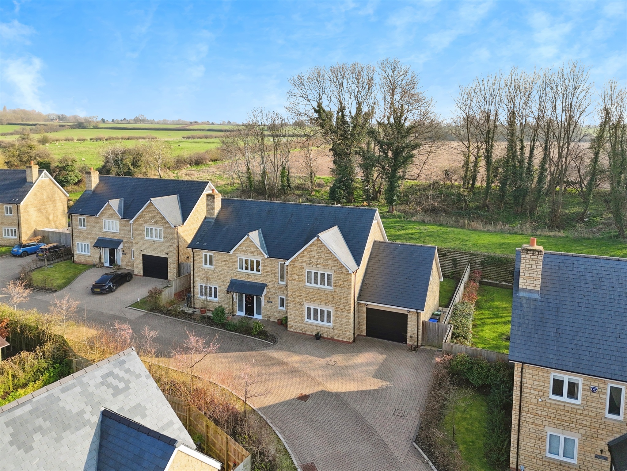 5 bedroom detached house for sale 0