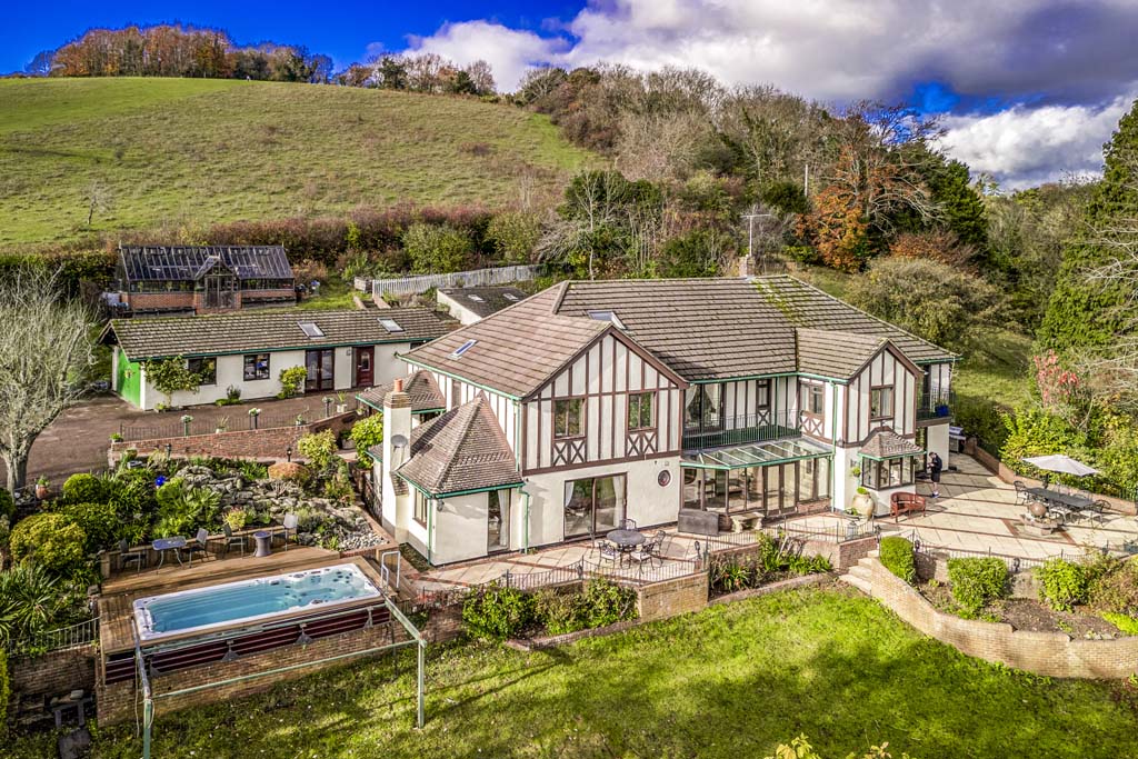 8 bedroom detached house for sale 0