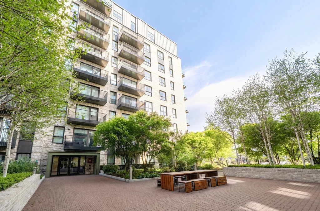 Flat 10, 2, Arber House, Greenleaf Walk, Southall photo 4