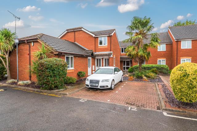 30, Cleves Court, Windsor photo 2
