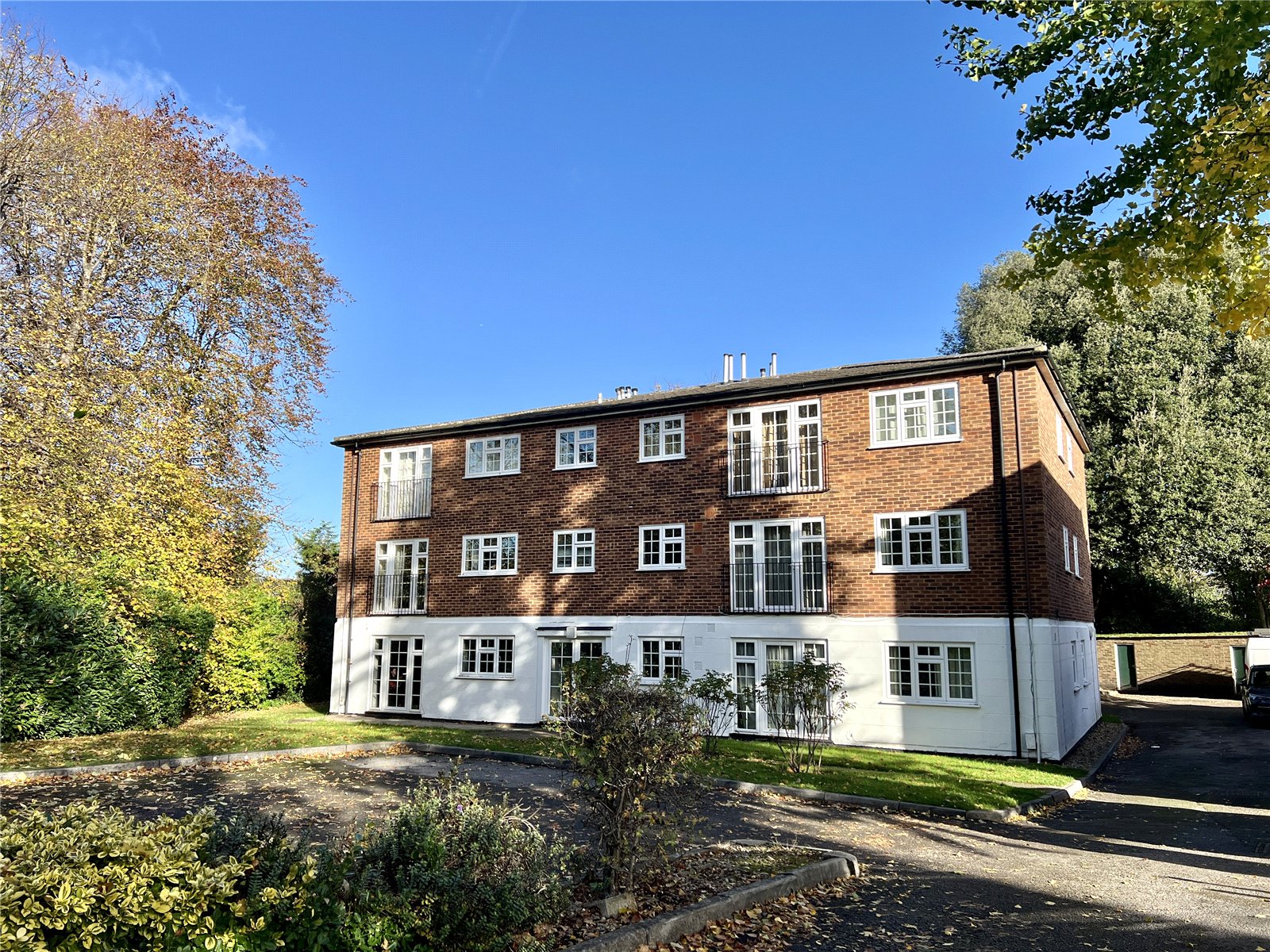 2-bed flat on 9, Freshborough Court, Guildford, £350,000