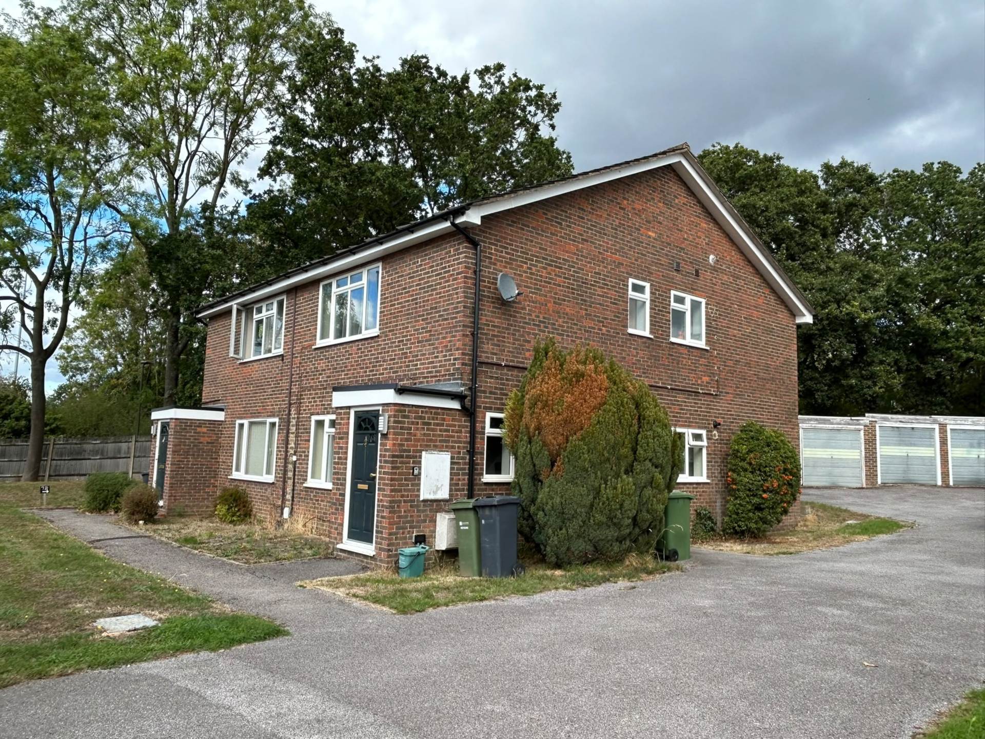74, The Chase, Guildford photo 3