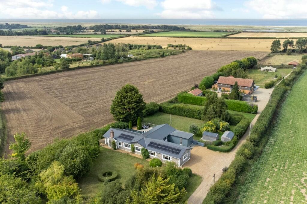 3 bedroom detached house for sale in Guildford