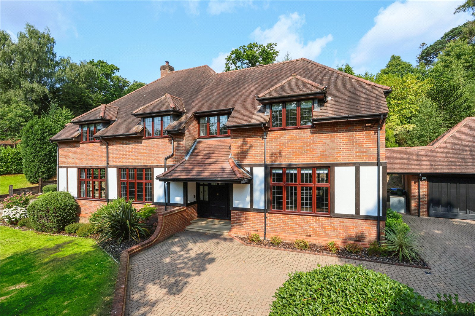 5 bedroom detached house for sale 0