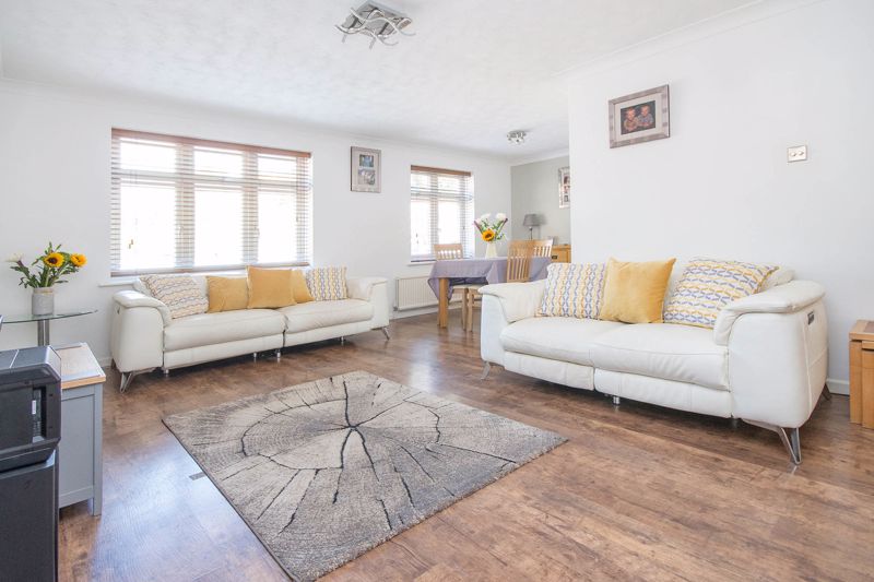 26, Chestnut Drive, Southampton photo 3