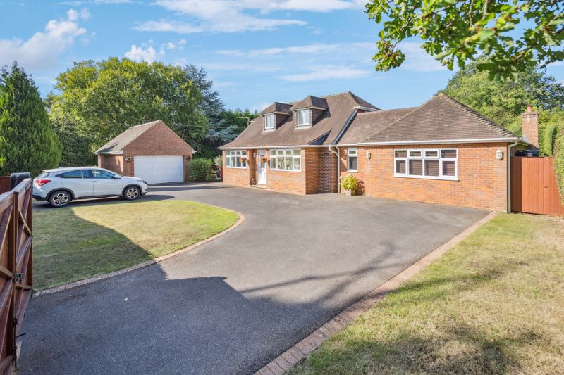 3 bedroom detached house for sale in Guildford
