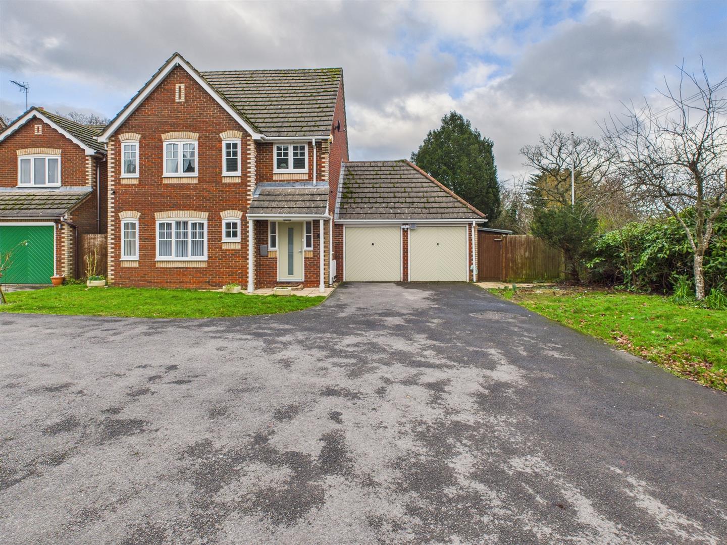 5-bed house on 31, Manor Park Close, Reading, £750,000