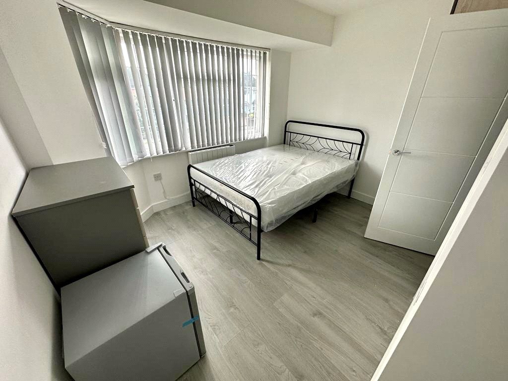 Room F,, 24 Tudor Way, Middlesex photo 4