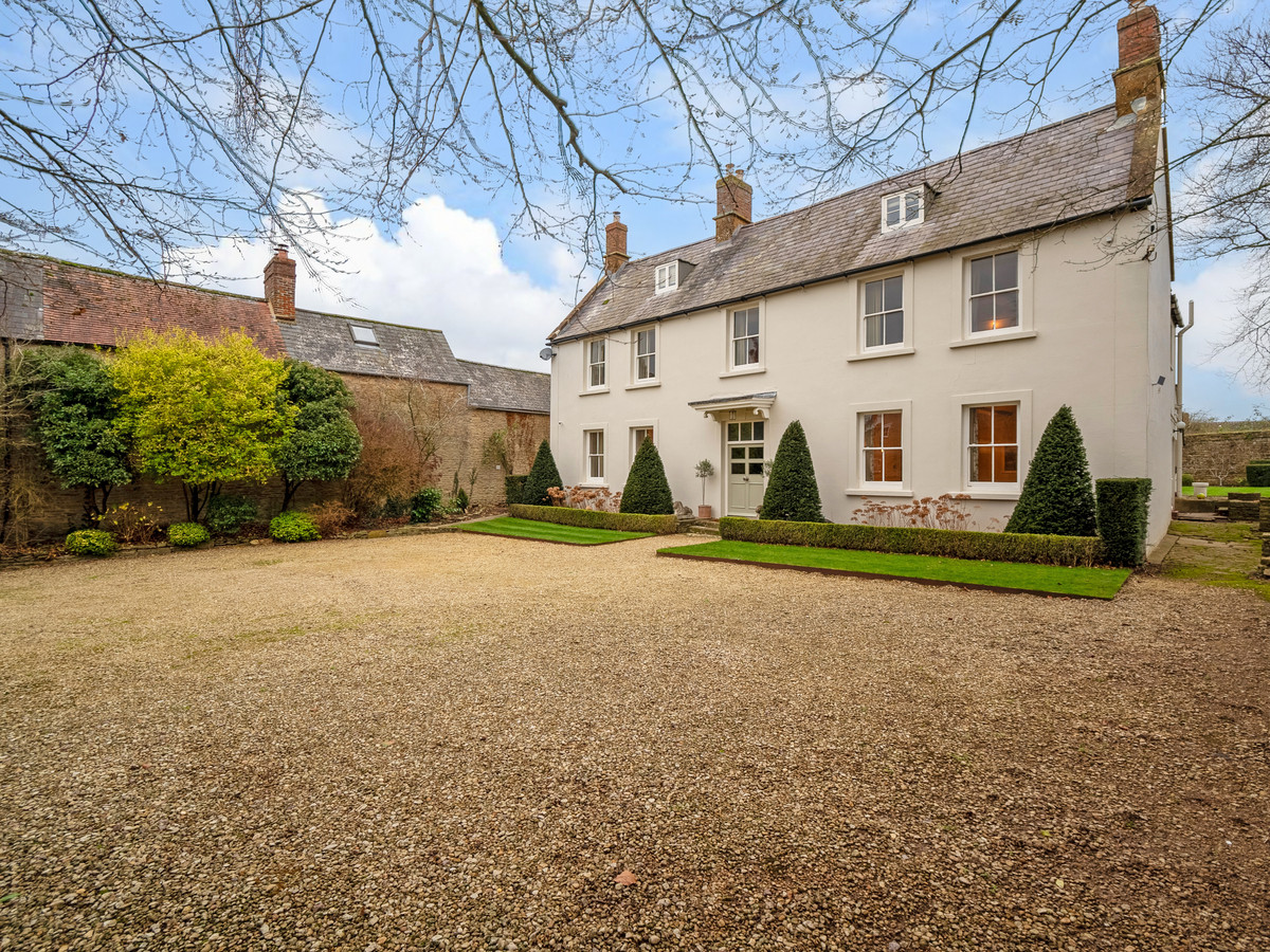 5 bedroom detached house for sale 0