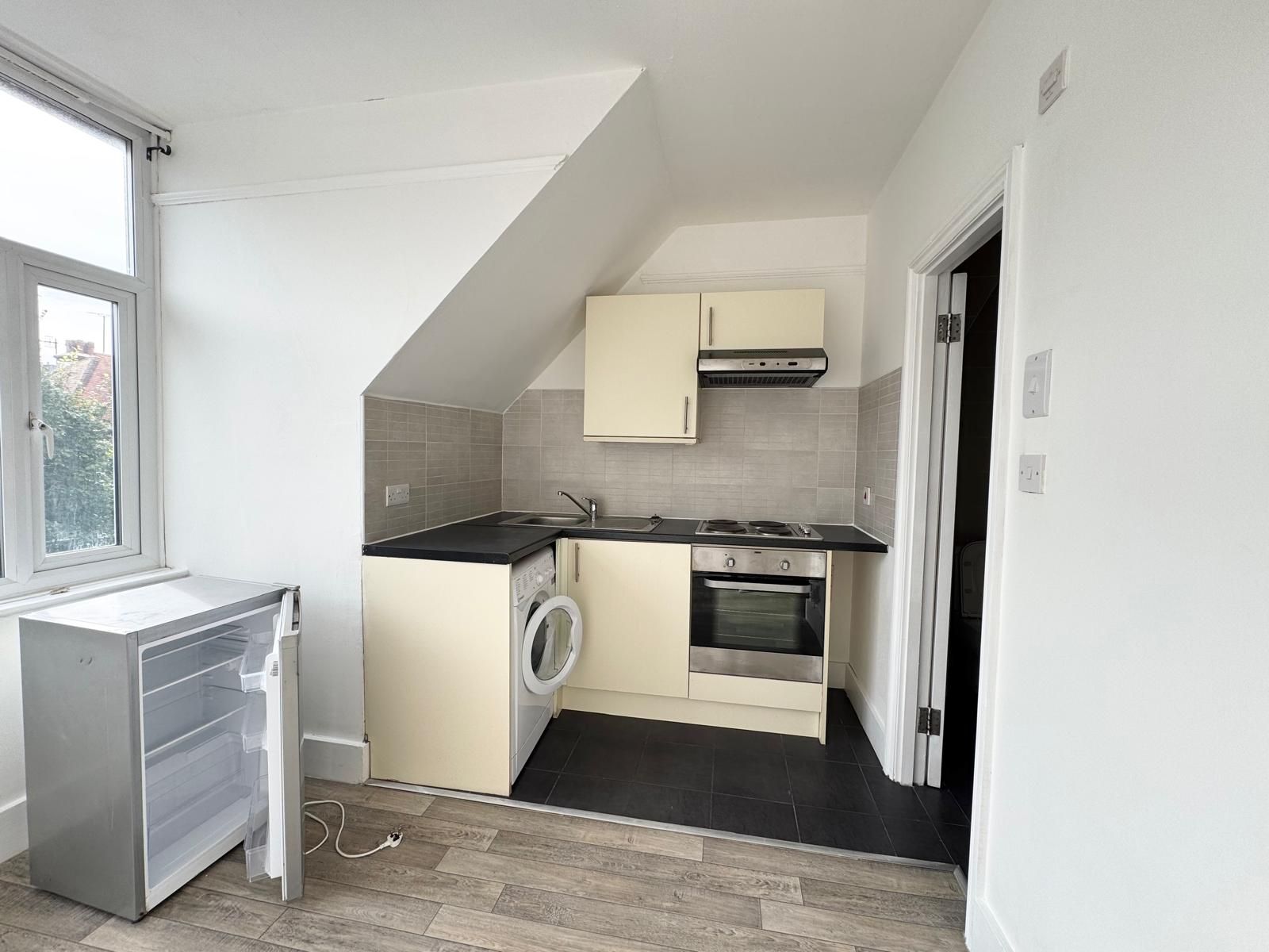Flat 9, 7 York Avenue, Hove photo 3
