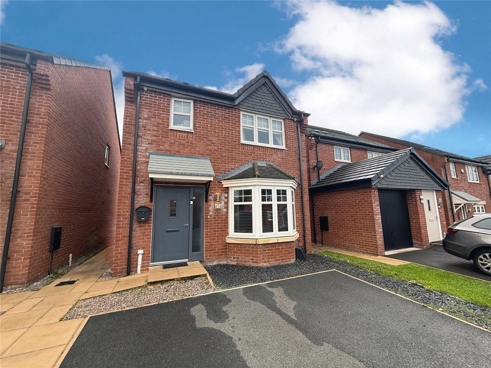 12, High Vale Close, Greater Manchester photo 2