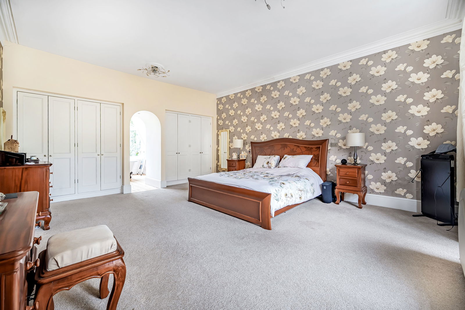 6 bedroom detached house for sale 0