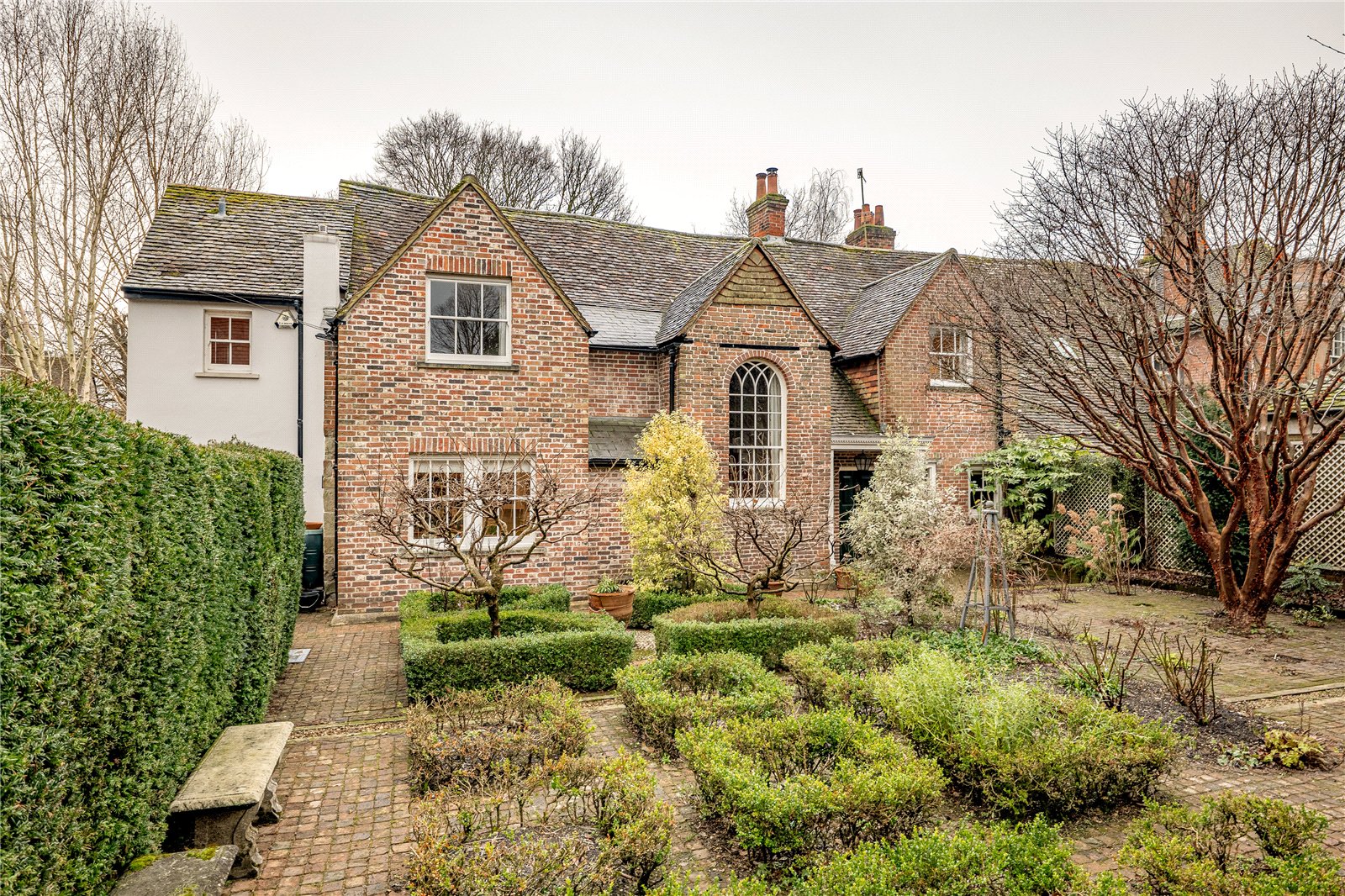 4 bedroom semi-detached house for sale 0