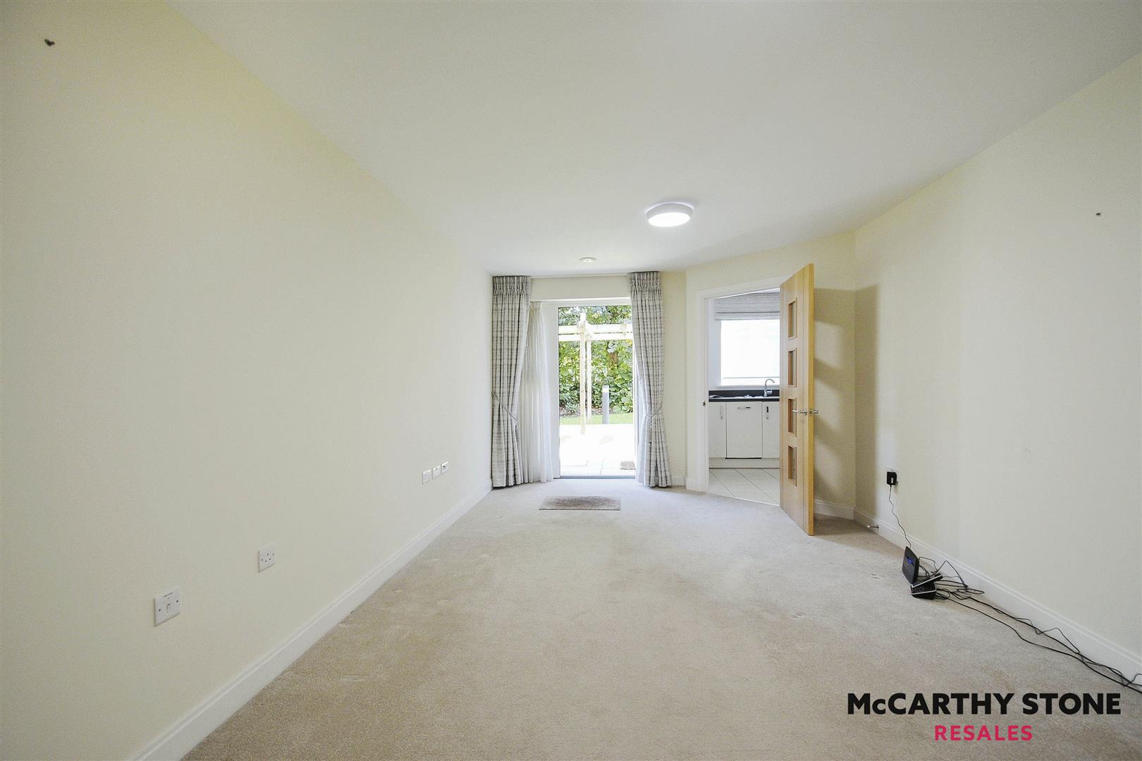 2-bed flat on 6 Eleanor House, 232 London Road, St. Albans, £320,000