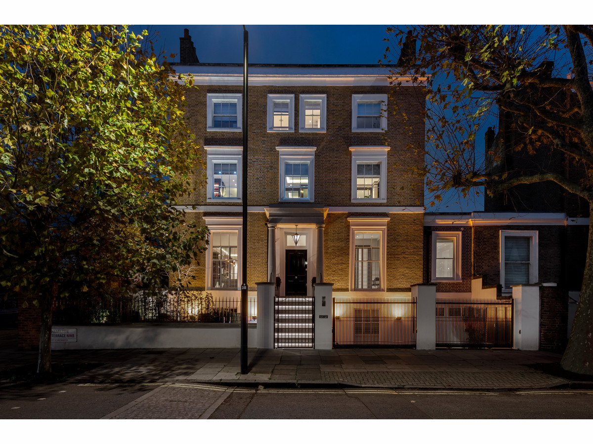 8 bedroom detached house for sale 0