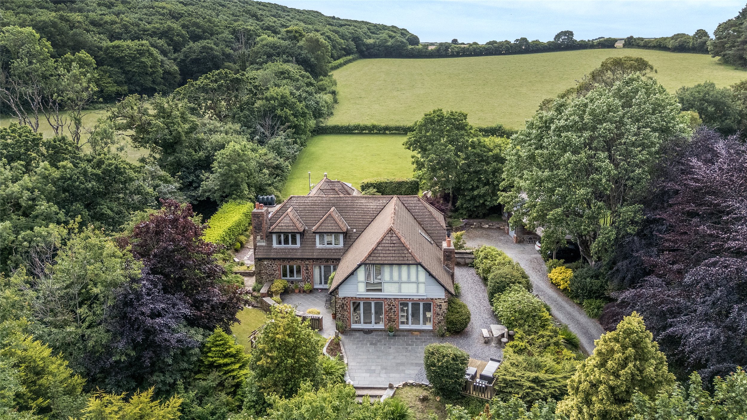 6 bedroom detached house for sale 0