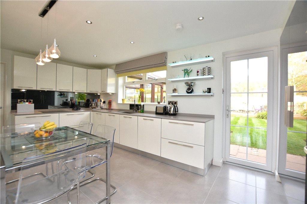 3 Hampton Close, Borehamwood photo 4