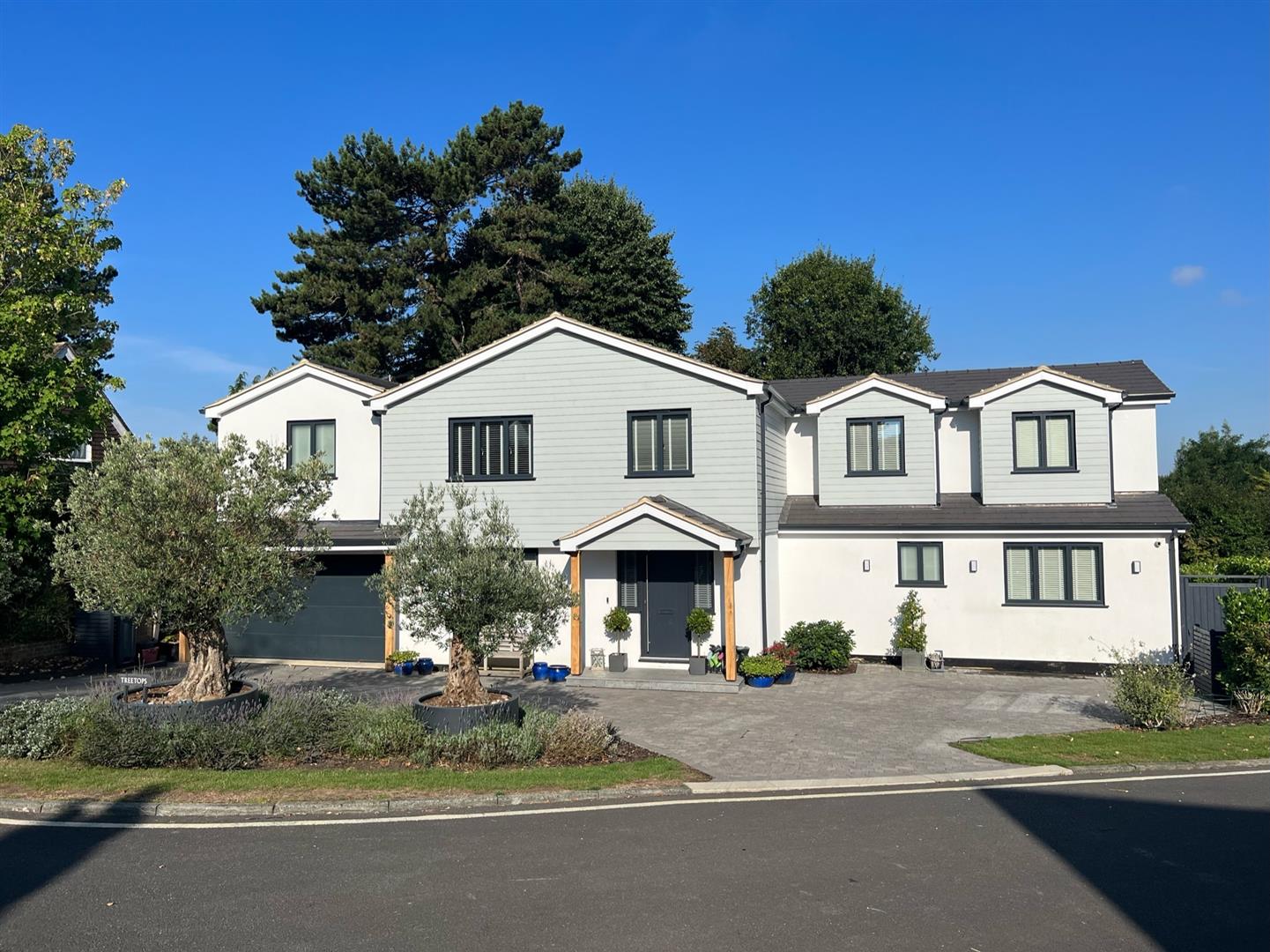 5 bedroom detached house for sale 0