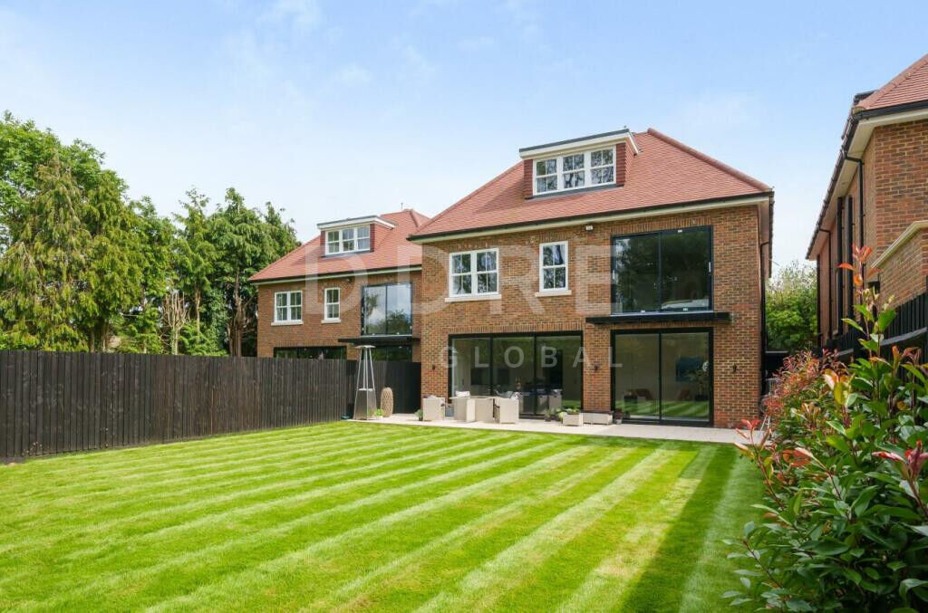 6 bedroom detached house for sale 0