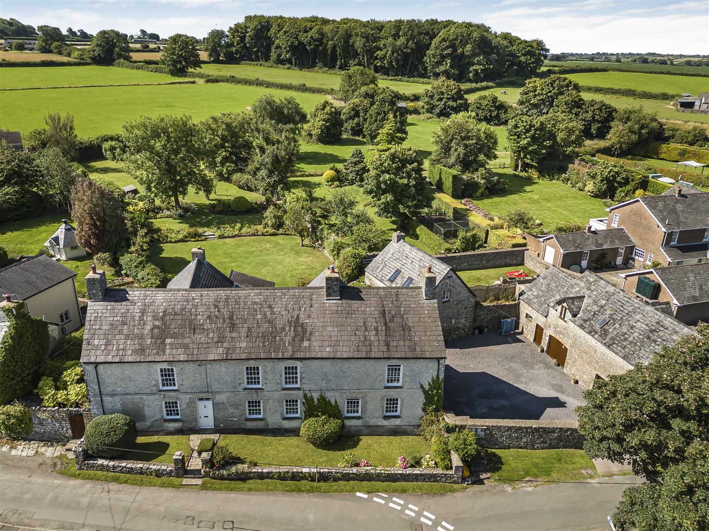 6 bedroom detached house for sale 0