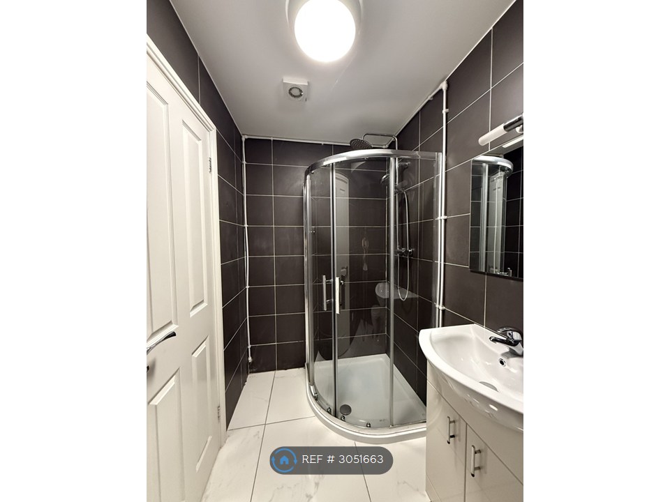 Flat, Winchester Avenue, Leicester photo 4