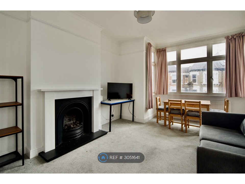 2-bed flat on B Fortis Green, London, £2,200/mo