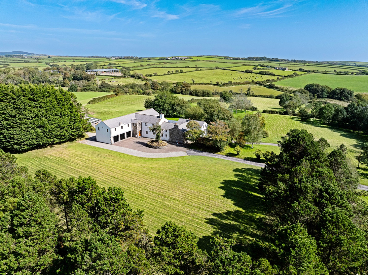 6 bedroom detached house for sale 0