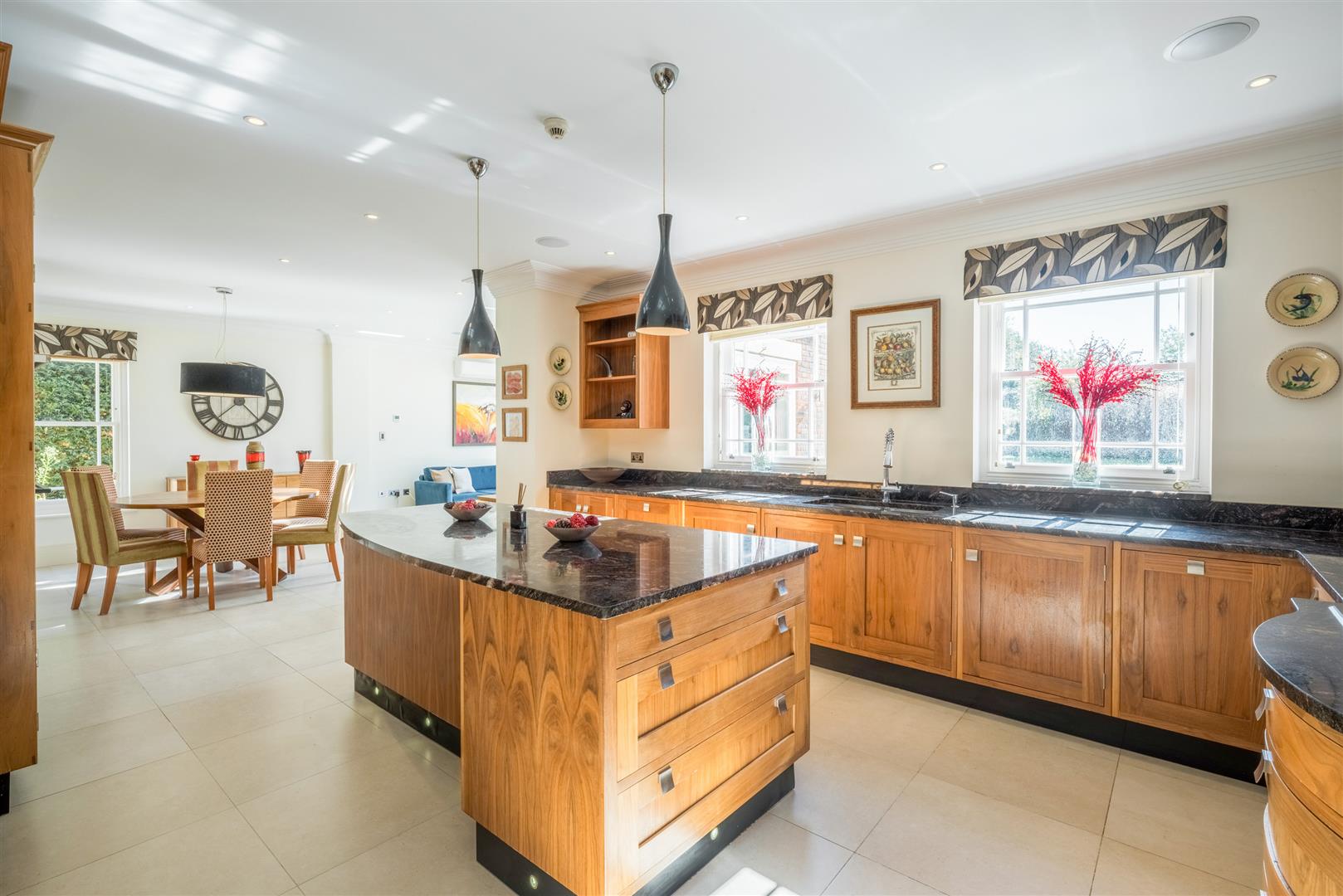 6 bedroom detached house for sale 0