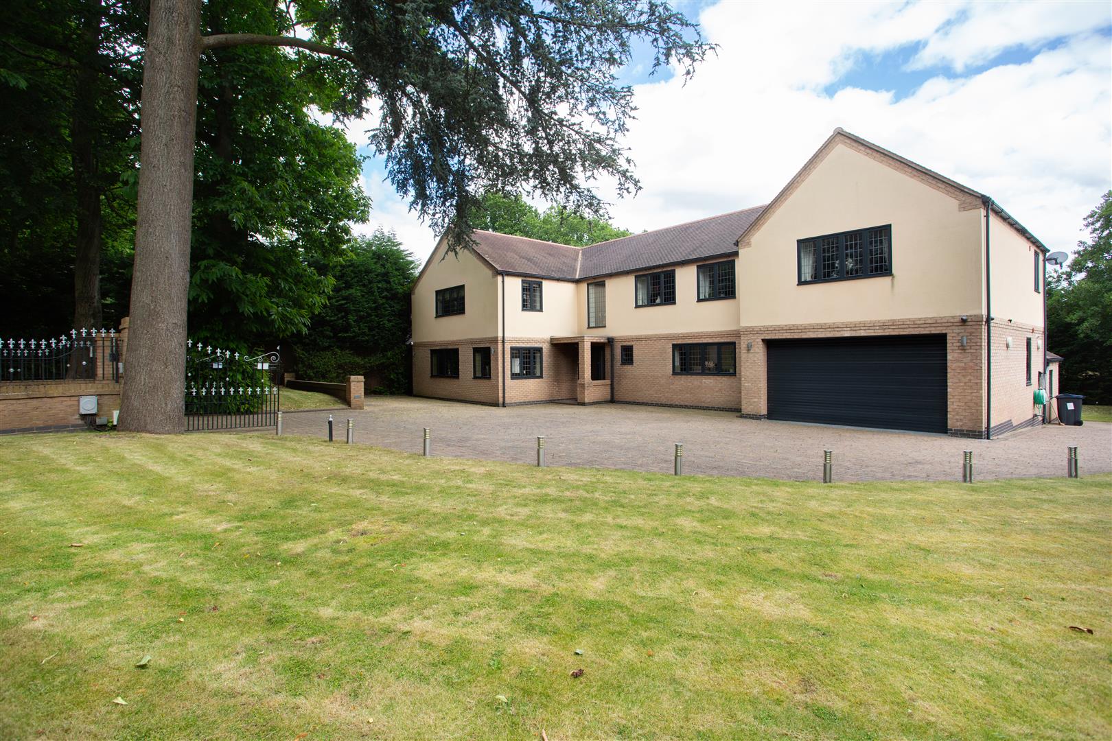 6 bedroom detached house for sale