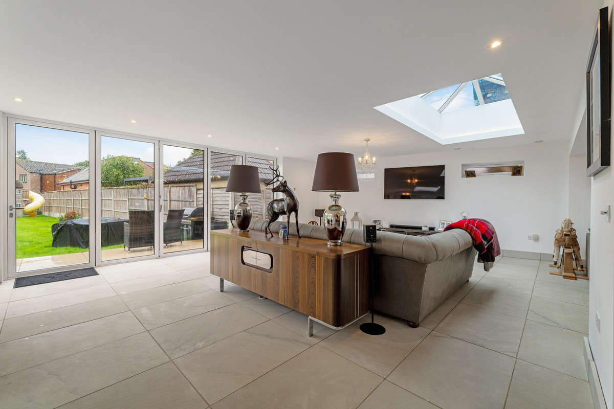 5 bedroom detached house for sale 0