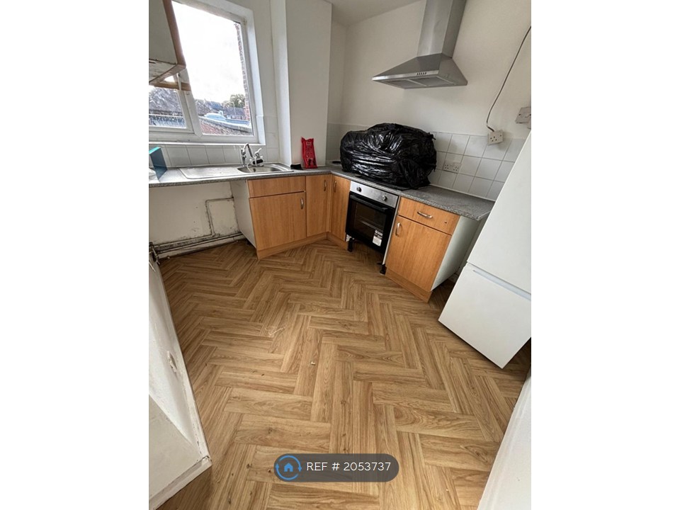 2-bed flat on Second Floor Flat, High Street North, Dunstable, £1,100/mo