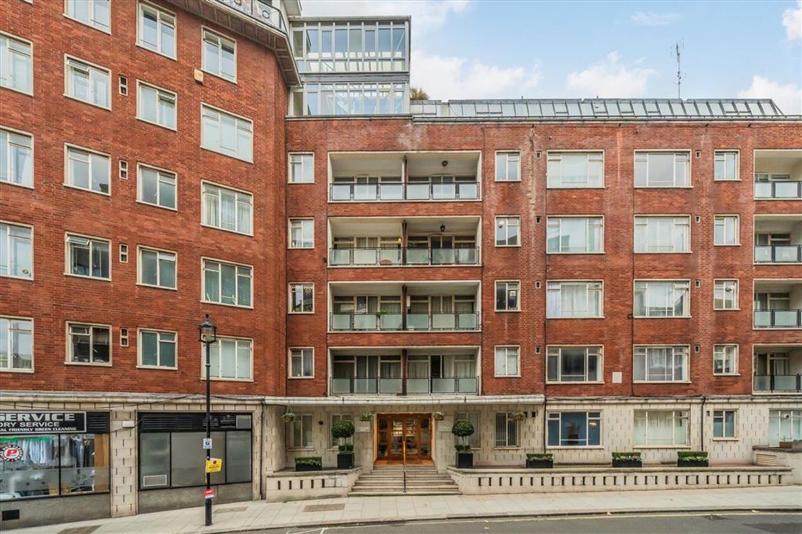 Flat 39, 35, Buckingham Gate, London photo 3