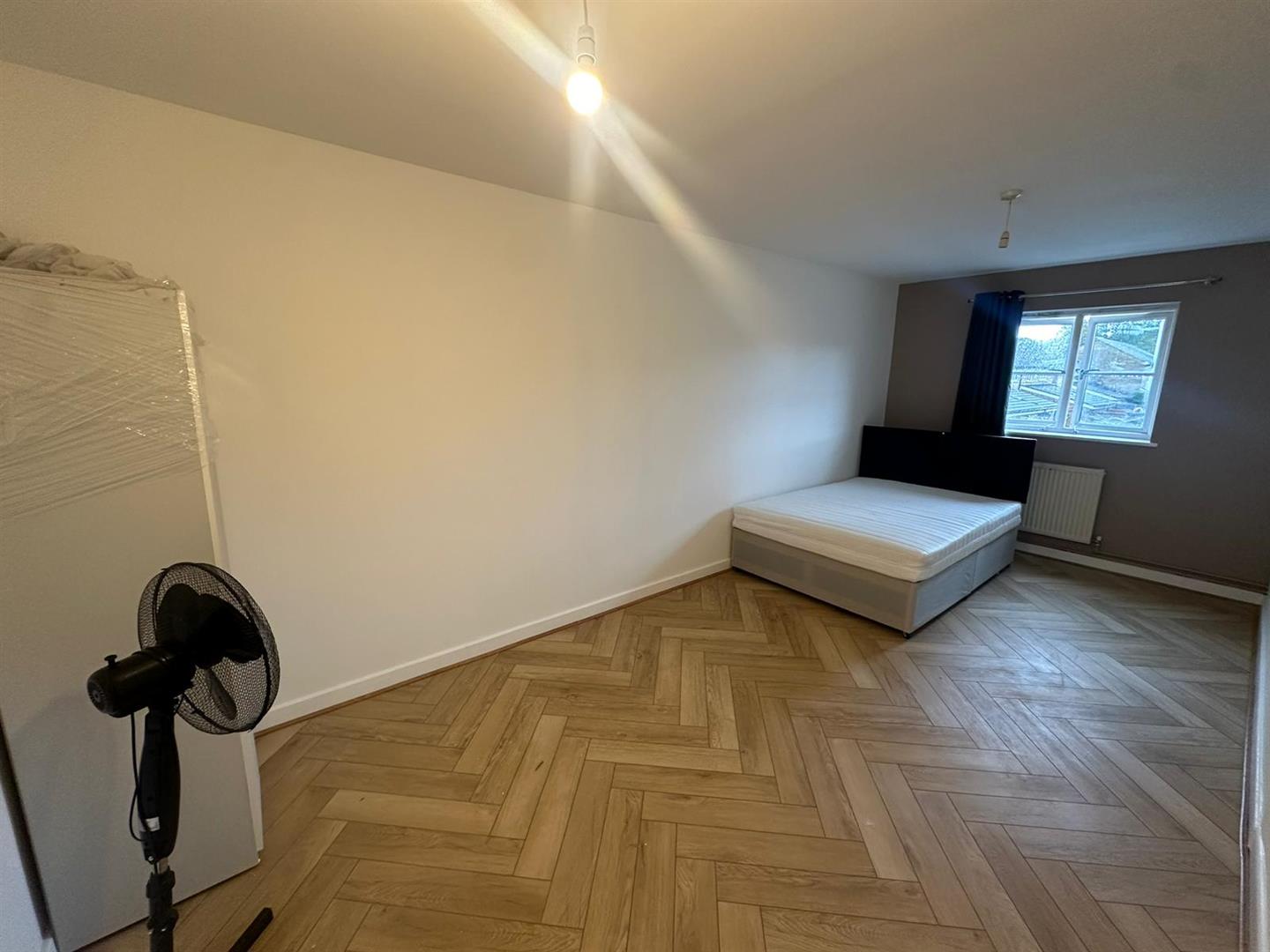 Room 2, 16, Hepworth Court, Stevenage photo 3