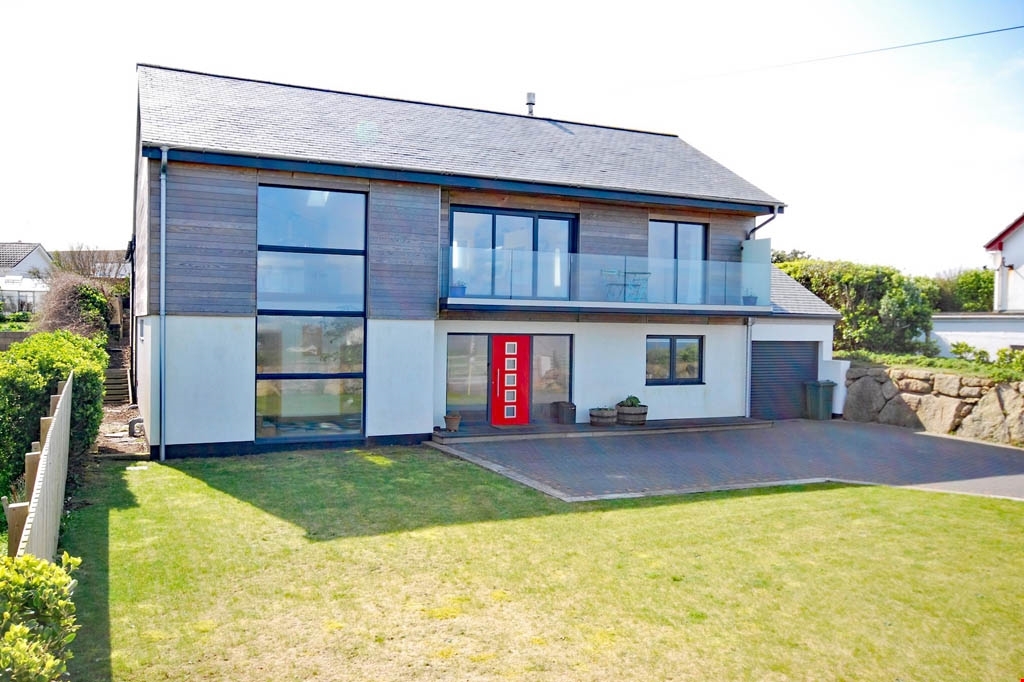 4 bedroom detached house for sale 0