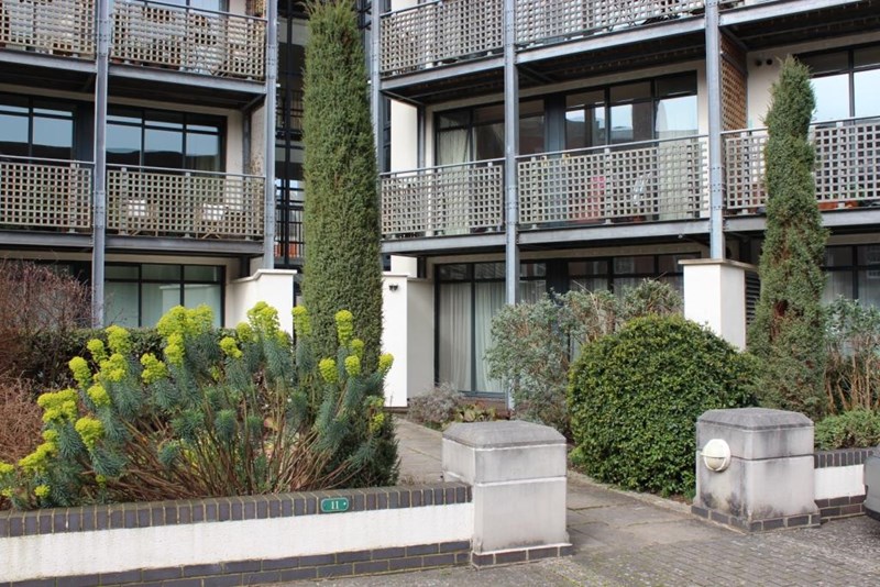 Free property report 11, Queens Court, Peninsula Square, Winchester