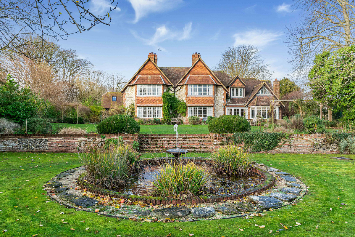 Best Coastal Towns to Buy Property in the UK