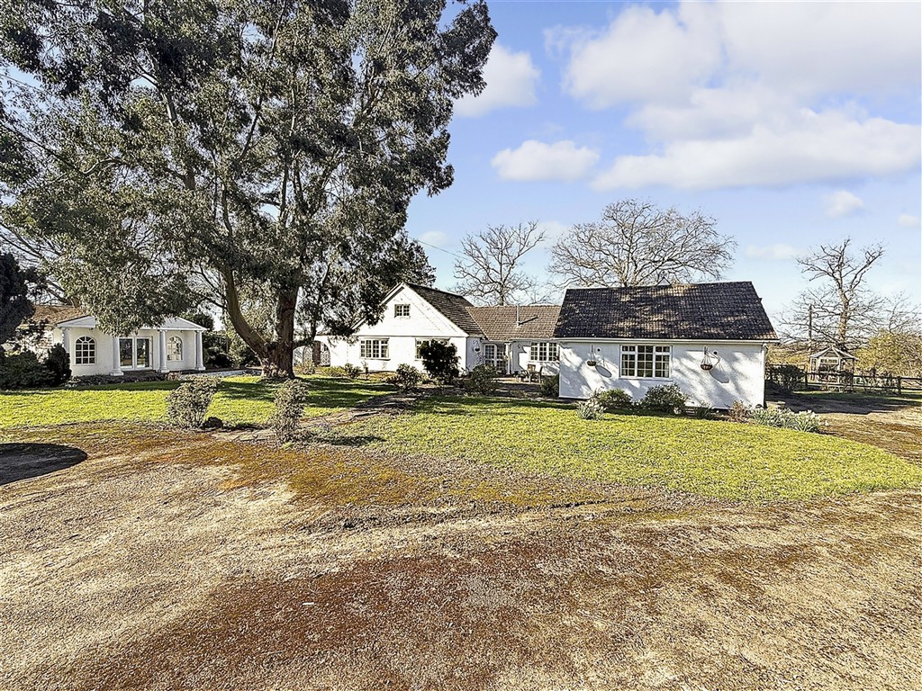 4 bedroom detached bungalow for sale 0