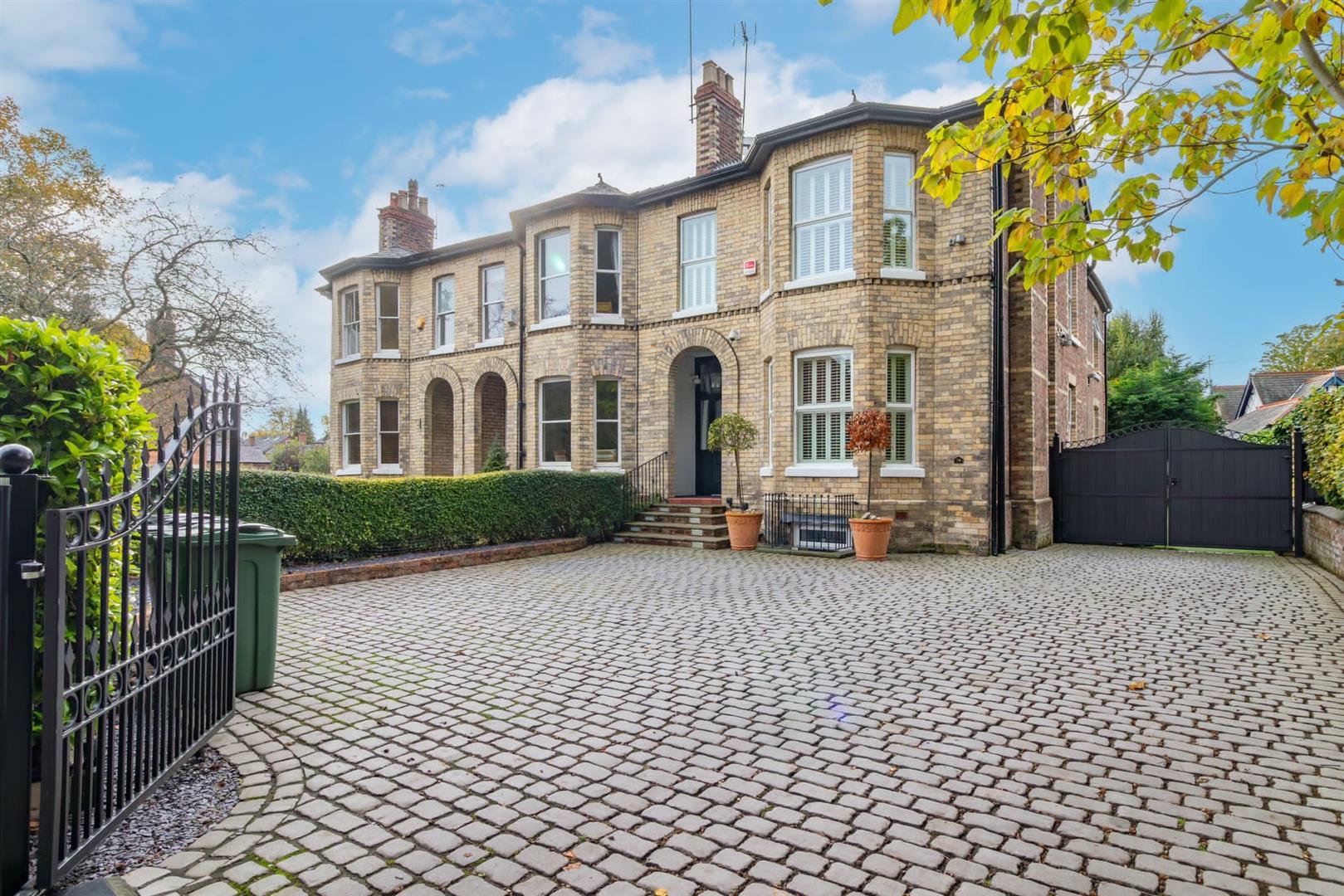 5 bedroom semidetached house for sale in Altrincham