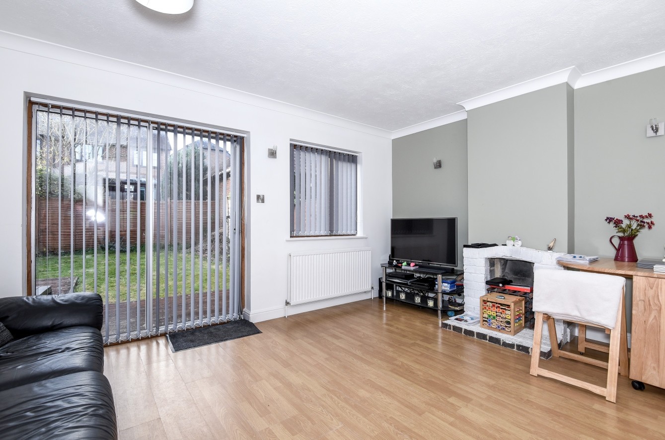 Free property report 11 Selham Close, Chichester, PO19 5BZ Chimnie