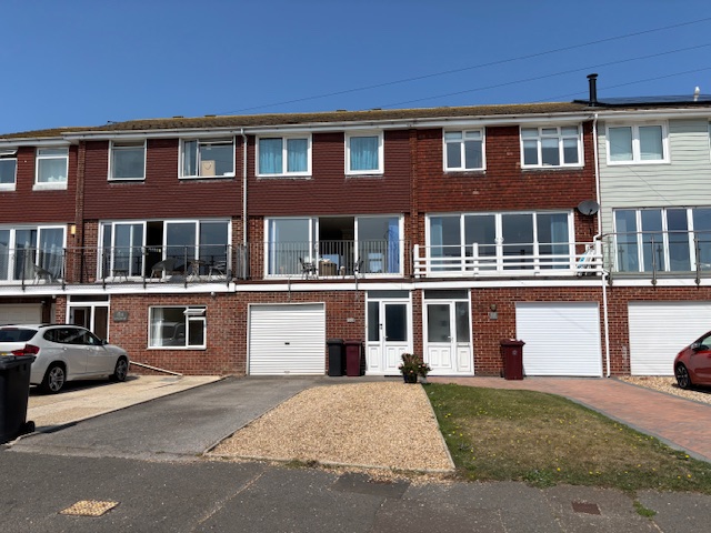 3-bed house on 152 Kingsway, Selsey, £400,000