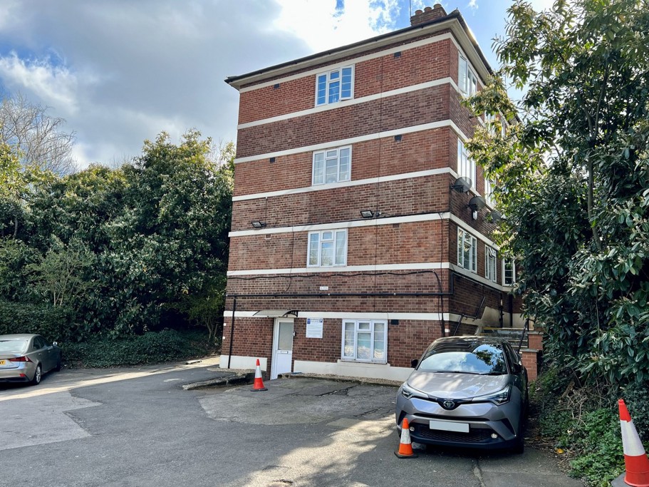 Flat 16 Oakfield Court, Hendon Way, London photo 5
