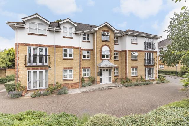 14, Rosebank Close, Teddington photo 2